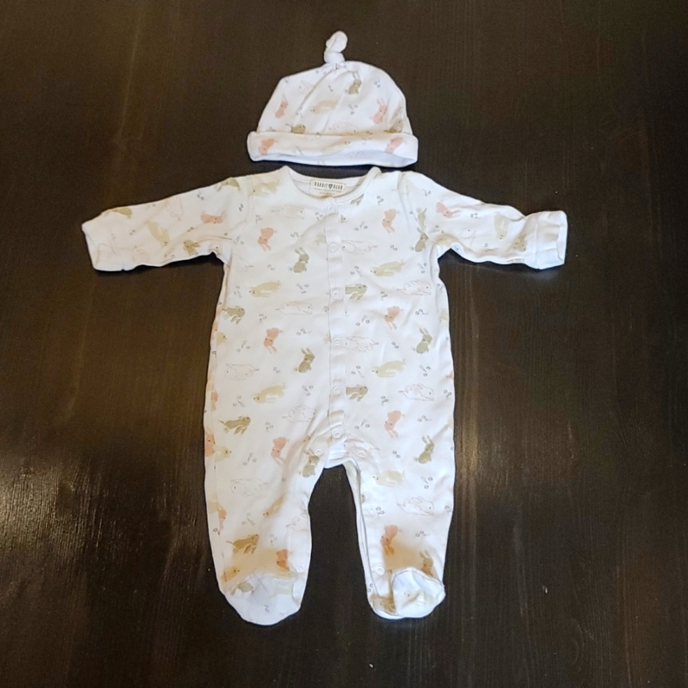 Organic cotton onesie with beanie. Bunny print,Rabbit Bear brand Size 3-6 months